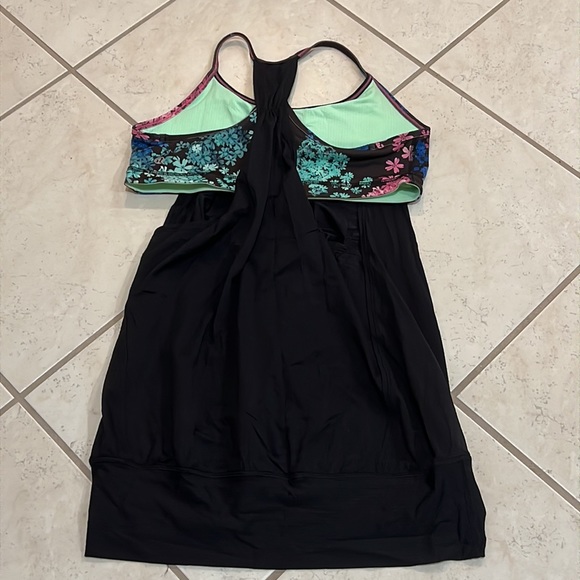 Women’s Lululemon size 10 Black Floral Athletic top - Picture 2 of 4